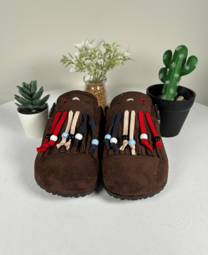 Mules KALESIS APACHE - Zuecos Tipo Mule en Color Marrón, con Detalles Coloridos