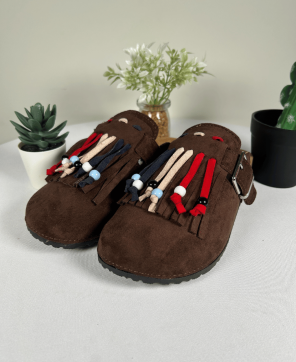 Mules KALESIS APACHE - Zuecos Tipo Mule en Color Marrón, con Detalles Coloridos