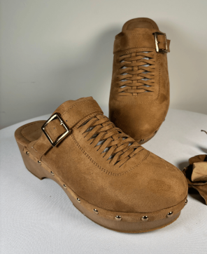 Zueco KALESIS ESPIGA - Color Camel, Con Suela de Madera y Detalle Central