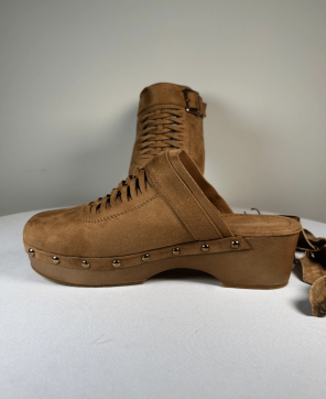 Zueco KALESIS ESPIGA - Color Camel, Con Suela de Madera y Detalle Central