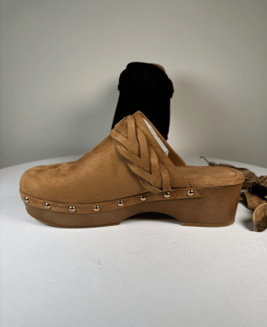 Zueco KALESIS TRENZA - Color Negro y Camel, Con Suela de Madera y Diseño de Trenza Elegante