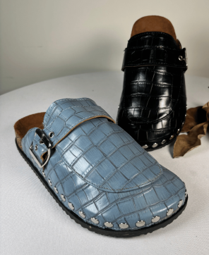 Zueco KALESIS DRILO - En Azul y Negro, Con Tachuelas y Hebilla Lateral