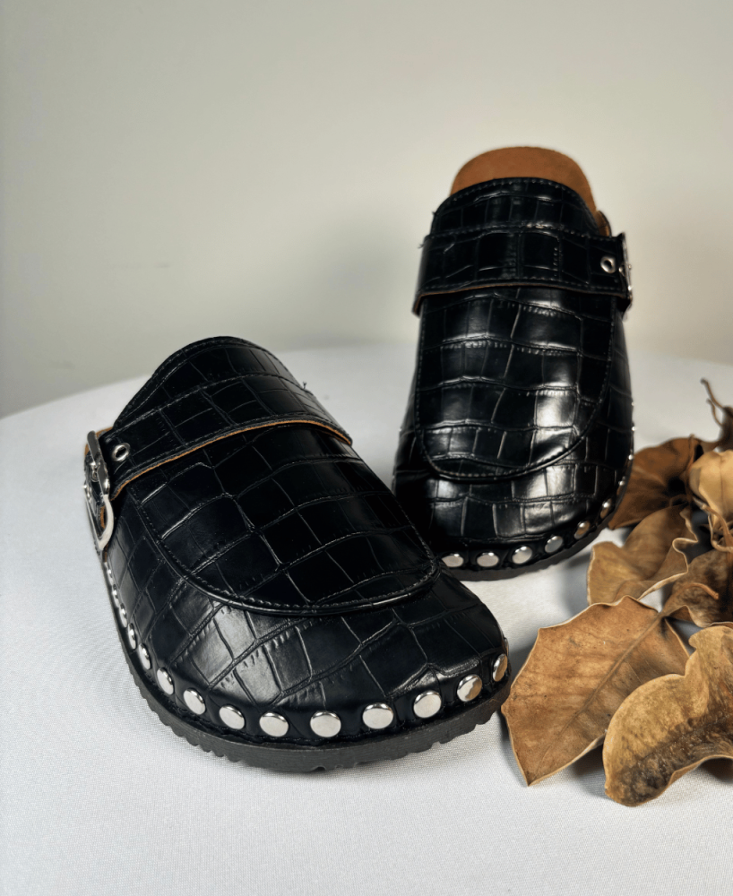 Zueco KALESIS DRILO - En Azul y Negro, Con Tachuelas y Hebilla Lateral