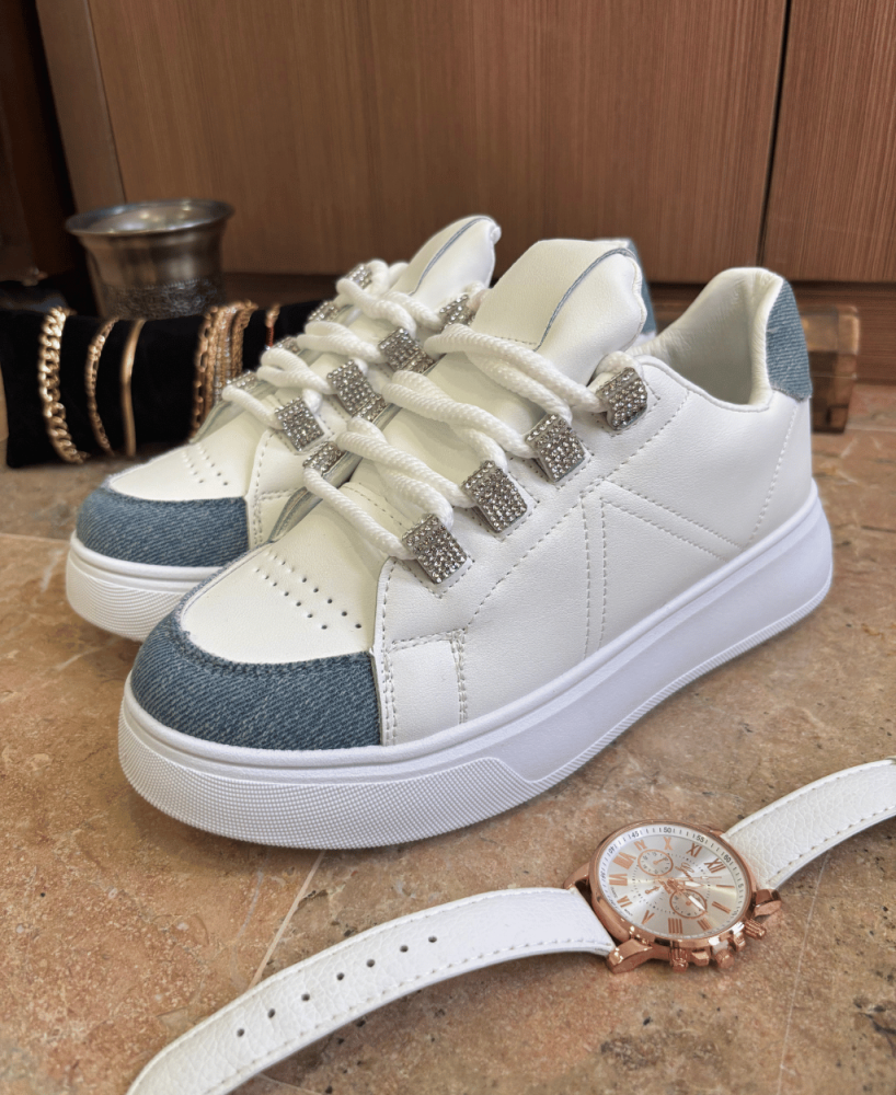Zapatillas KALESIS DENIM - Deportiva blanca con detalles en vaquero y brillitos
