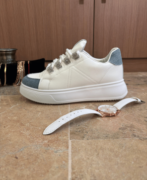 Zapatillas KALESIS DENIM - Deportiva blanca con detalles en vaquero y brillitos