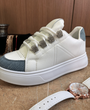 Zapatillas KALESIS DENIM - Deportiva blanca con detalles en vaquero y brillitos