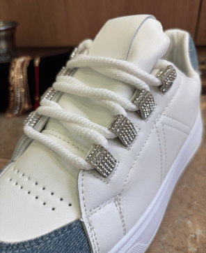 Zapatillas KALESIS DENIM - Deportiva blanca con detalles en vaquero y brillitos