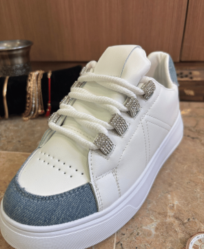 Zapatillas KALESIS DENIM - Deportiva blanca con detalles en vaquero y brillitos