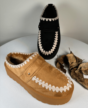 Zueco Doble Suela KALESIS SUSANA - Con Pelito Interior y Tiras Decorativas Blancas