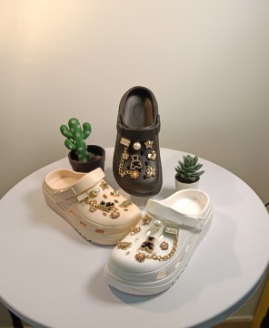 Zuecos KALESIS DIVINA - Zuecos de Niño y Adulto  de suela plana con pins brillantes