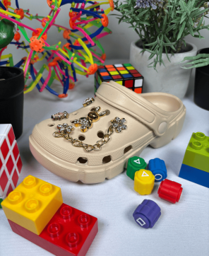 Zuecos KALESIS DIVINA - Zuecos de Niño y Adulto  de suela plana con pins brillantes