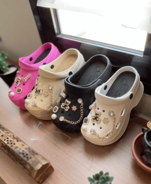 Zuecos KALESIS DIVA - Zuecos de plataforma con pins brillantes